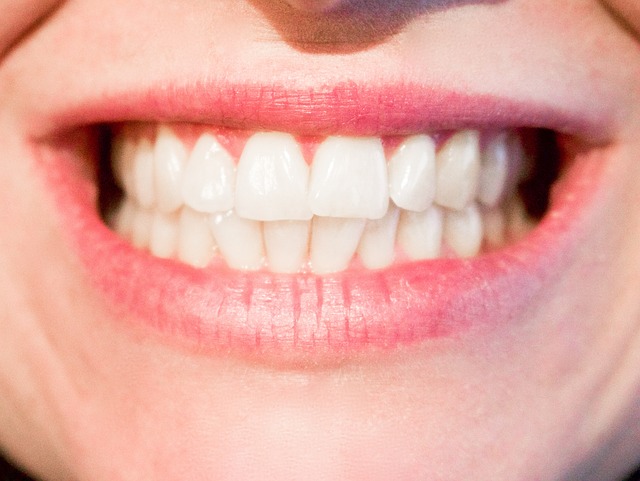 čistě bílé zuby