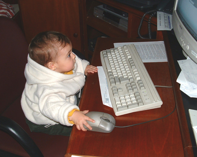 - Malé dieťa pri počítači.jpg